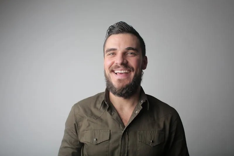 Homme c&eacute;libataire confiant dans la cinquantaine